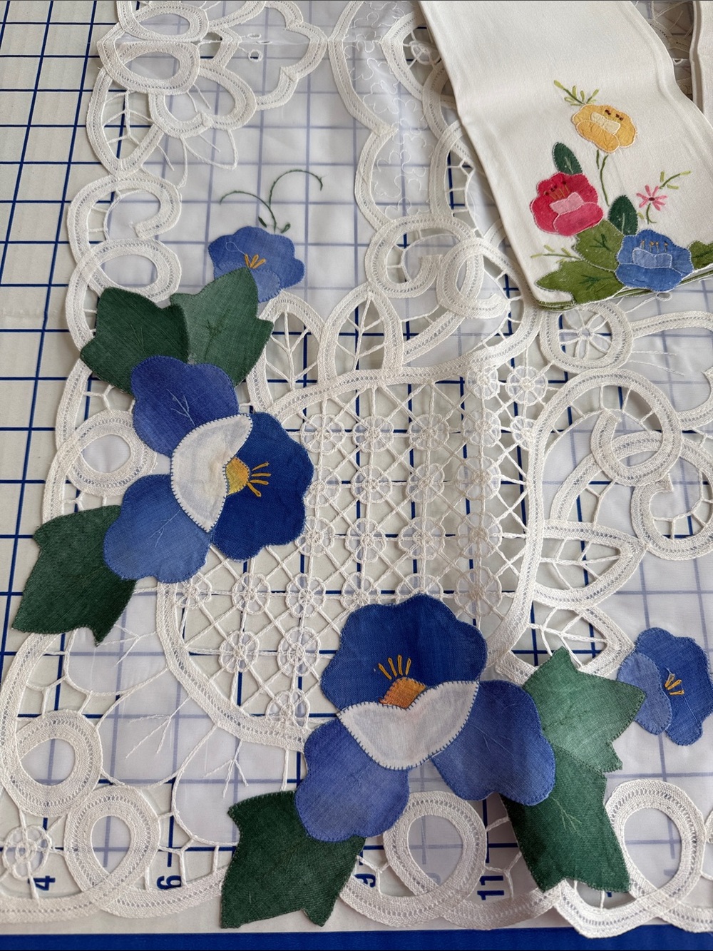 Vintage Appliqué Floral Tablecloth & 3 Napkins Cutwork Lace 1970s 4 Pc Set